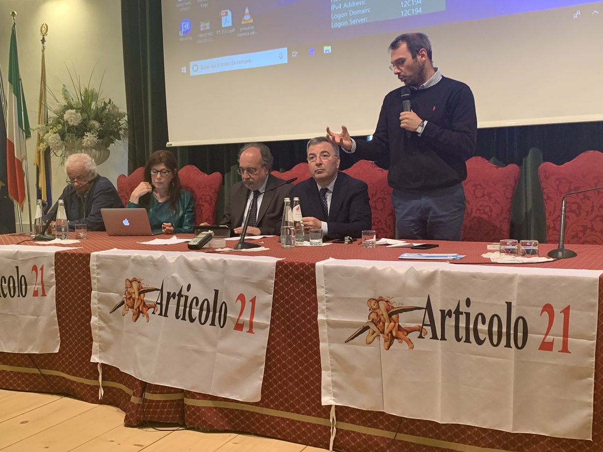 Artventuno's tweet photo. @paoloborrometi a #Trento sotto scorta da 5 anni: non lasciateci soli, non permettete nostra delegittimazione. Abbracciate nostra paura e facciamo squadra. Da soli non si va da nessuna parte. La libertà più importante è quella di pensiero e di espressione. #WorldPressFreedomDay https://t.co/cL3r2DIon4