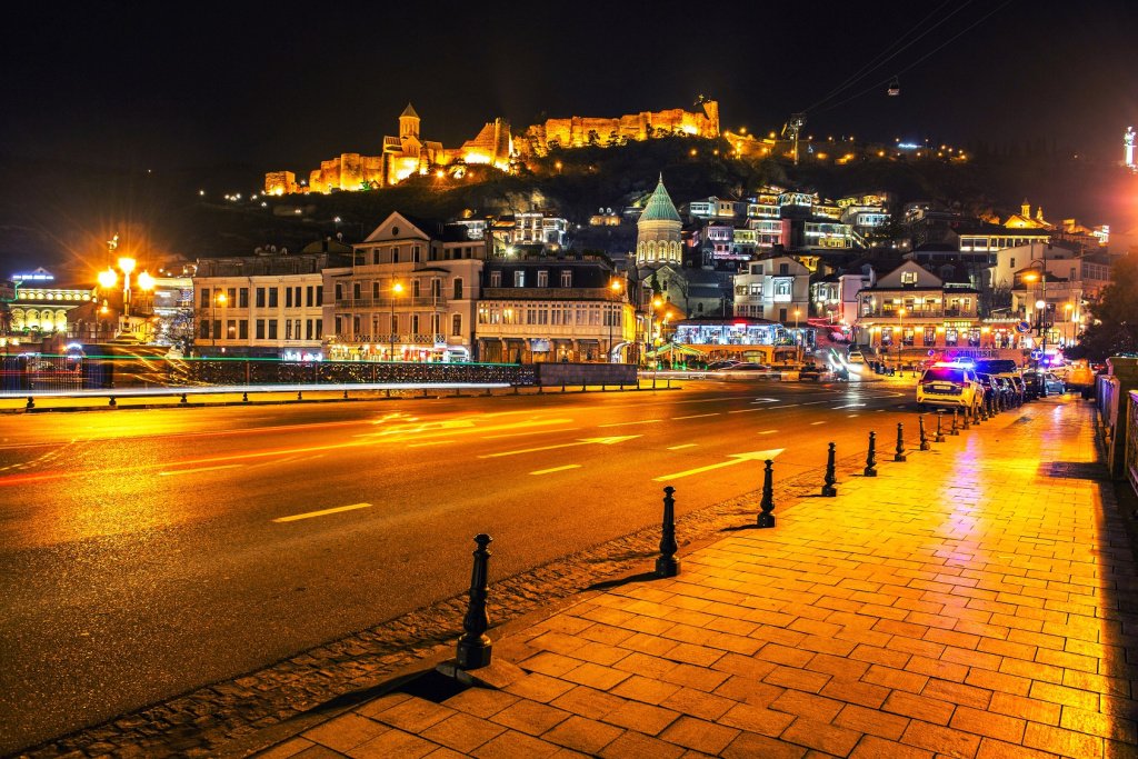 layuee's tweet photo. Tbilisi night https://t.co/c8fRHd8YIr https://t.co/92P0apFqsm