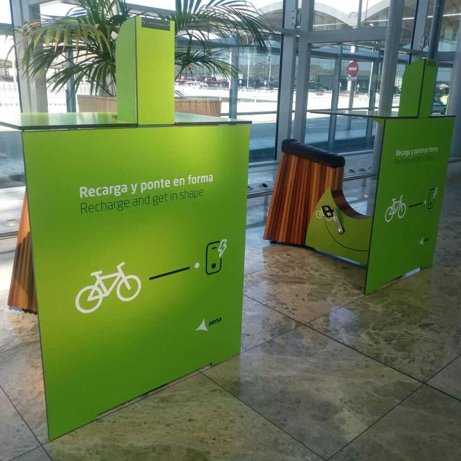 yupcharge's tweet photo. Una vez en el aeropuerto queréis invertir vuestro tiempo mientras esperáis la salida de vuestro vuelo, pero… la ley de Murphy! no os queda mucha batería 😳 ¿Dónde podéis cargar el móvil sin moveros?. 
#aeropuertos #cargadoresmoviles #YupTech #YupDesign
https://t.co/5lT0i1HLZ7 https://t.co/ONDj09A6Eu