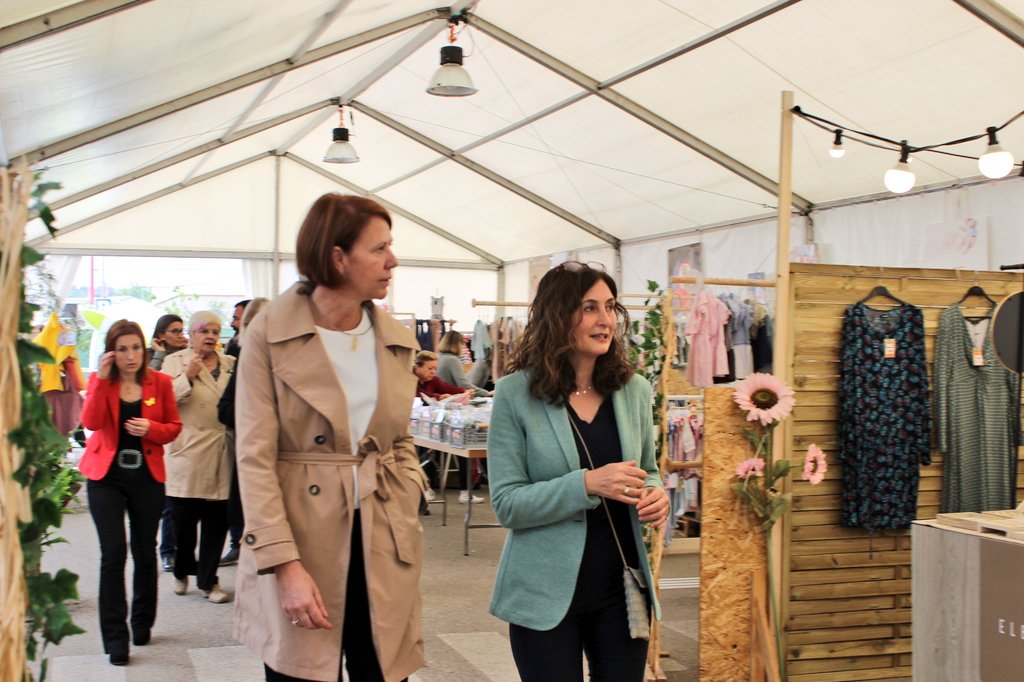 Girona_Cat's tweet photo. 👇 D’aquesta manera arrenca la 13a edició del Shopp Out, que del 2 al 5.05 porta a Girona un mercat solidari de primeres marques amb descomptes de fins al 70%. Com sempre, part de la recaptació es destinarà a projectes solidaris de la Fundació Ramon Noguera 🛍 https://t.co/vnCPOuvT4A