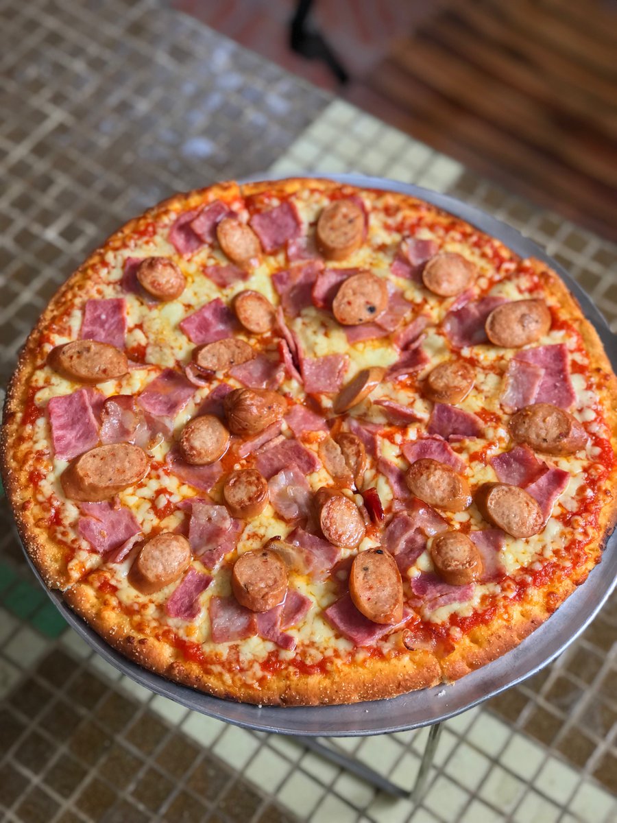 “What kind of pizzas do you like?” I guess the ones with a lot of meat… 📷- Three Meat Pizza at Ray’s Café & Pizzeria, Bandra. @RayscafeBandra #Yummitment #Rayscafeandpizzeria #Pizza #Ham #Bacon #Sausage #Italiancuisine #Mumbai #FoodtalkIndia