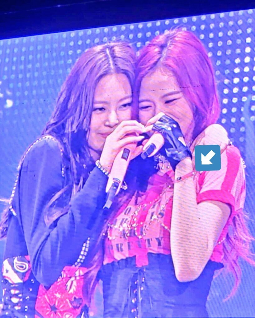 V_Soo12's tweet image. Same fashion, 
Same red string bracelet 😍
Red string somehow has a meaning right? Like being tied to each other or something.💜💜
#BLACKPINKinNEWARK #BTS #JISOO #TAEHYUNG #BLINKs #ARMY #vsoo #blink