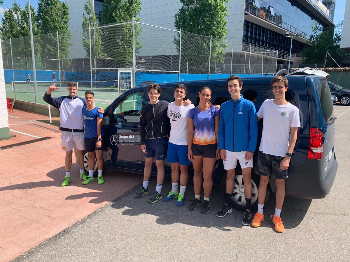 Hoy ha sido un gran día de entrenamiento en @elhangarpadelytenis  Gracias @grupoitra  por tanto!!!