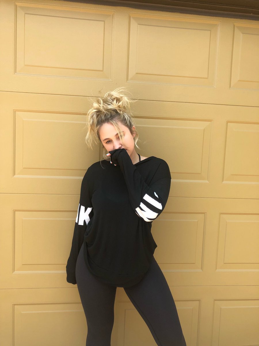 realmandyrain's tweet photo. A woman unaffected by insults has made her enemies absolutely powerless 🖤 https://t.co/Mw6bZAJJvY