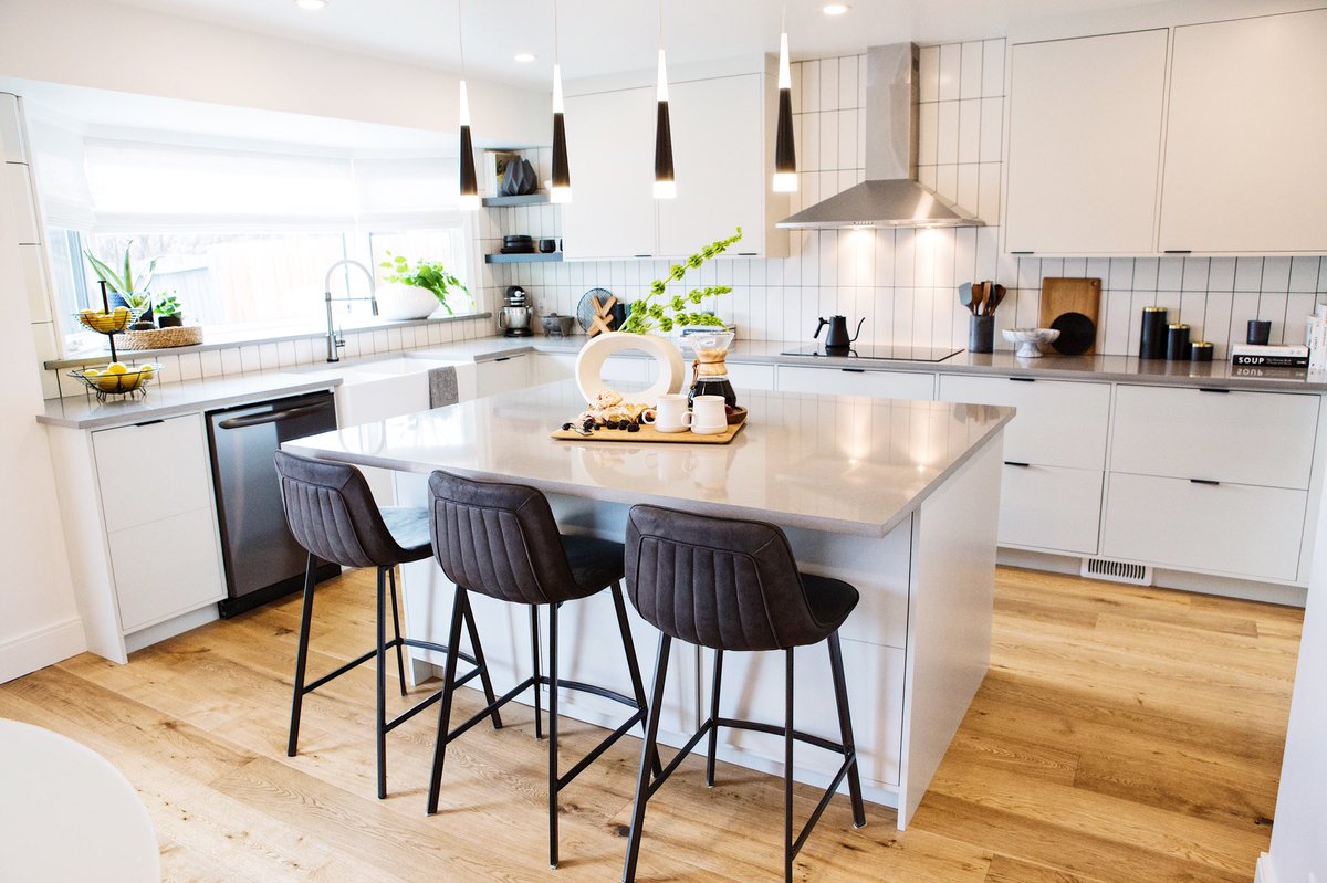 JonathanScott's tweet image. With a ramshackle railing, ripped-up flooring, &amp;amp; hole-filled walls, Dana &amp;amp; Andy's home was a total disaster area. Click the link below to go #InsideTheDesign &amp;amp; see how we turned this nightmare into a dream home for a new family. bit.ly/2GRDTXX #BuyingAndSelling