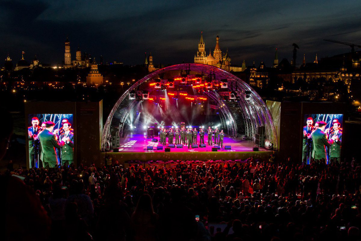 moscowgov's tweet photo. 🎤 Moscow Spring A Cappella – is when the whole city sings… even the whole world! The opening ceremony was held yesterday at Zaryadye. Russian bands performed along with crowd’s favorite Six Appeal from Minnesota 🎶🎵

#Moscow #festival #music #MoscowSpringACappella #MosRu https://t.co/7kNvWlI7Dd