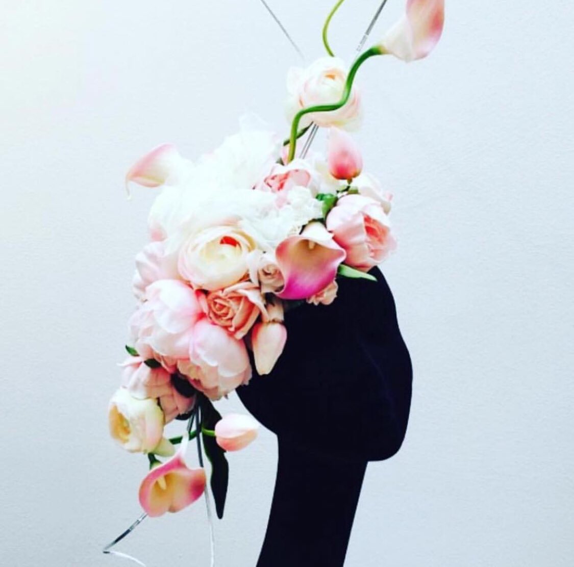 Splendid  floral headpiece made by @bundlemaclarenmillinery 🌸.
.
.
.
#bridesmaids#weddingtips #brides  #love #hat #hats #millinery #london #londonhatweek #oxotower #fashion #creative #bespoke #designer