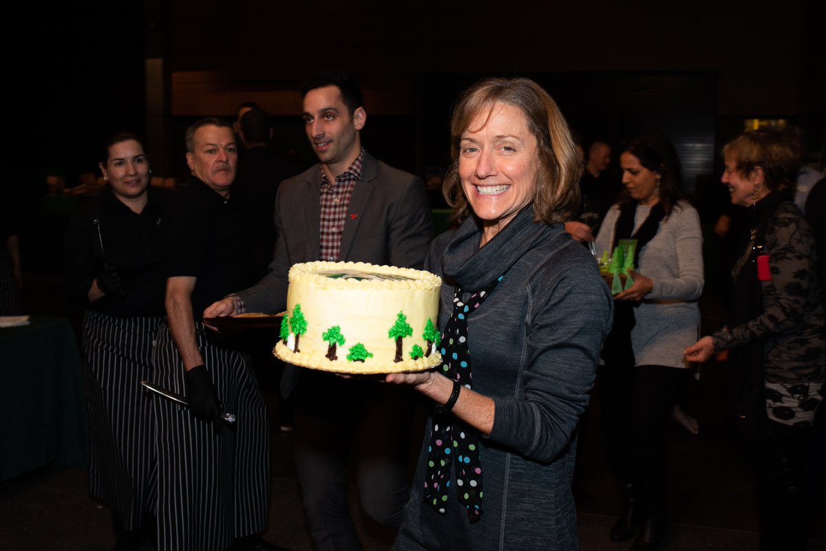 TheMetPages's tweet image. On April 13th Washington&apos;s National Park Fund paid tribute to Mount Rainier, North Cascades, and Olympic National Parks. A sold-out crowd raised more than $303,000. $100,000 will be invested in junior rangers, search and rescue, and citizen science/marmot research.