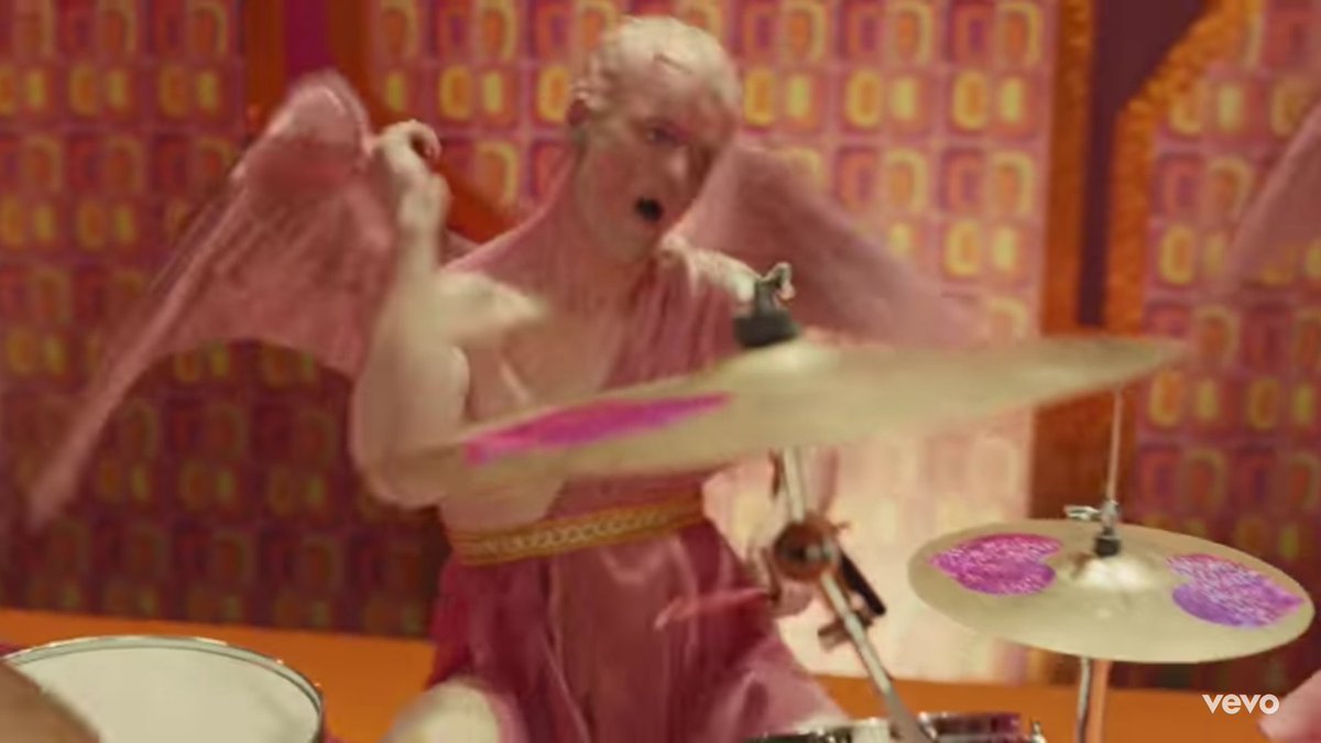 meganmc2369's tweet photo. So she's drawing hearts with arrows through them, next scene, there's a bell with a CUPID on top. There's CUPID'S in the #memusicvideo and the #MElyricvideo this must mean something!!! https://t.co/b2Co0DKrpg