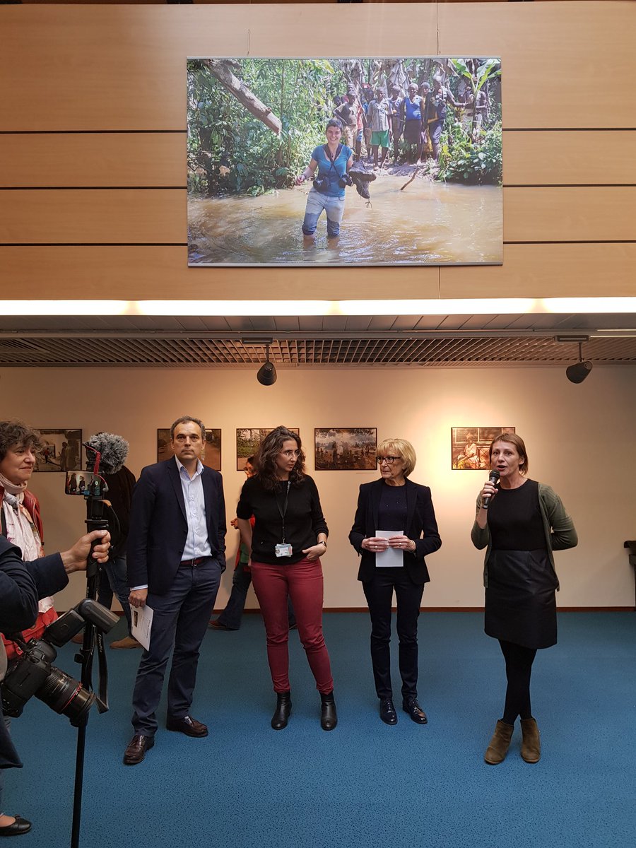 #CultureAngers 📸
#Hommage à la photographe-reporter #CamilleLepage
Vernissage de l'exposition "Pure Colère" à la #GalerieDityvon @BUAngers ce soir en présence de sa maman Maryvonne Lepage-Manceau - #OnEstEnsemble
