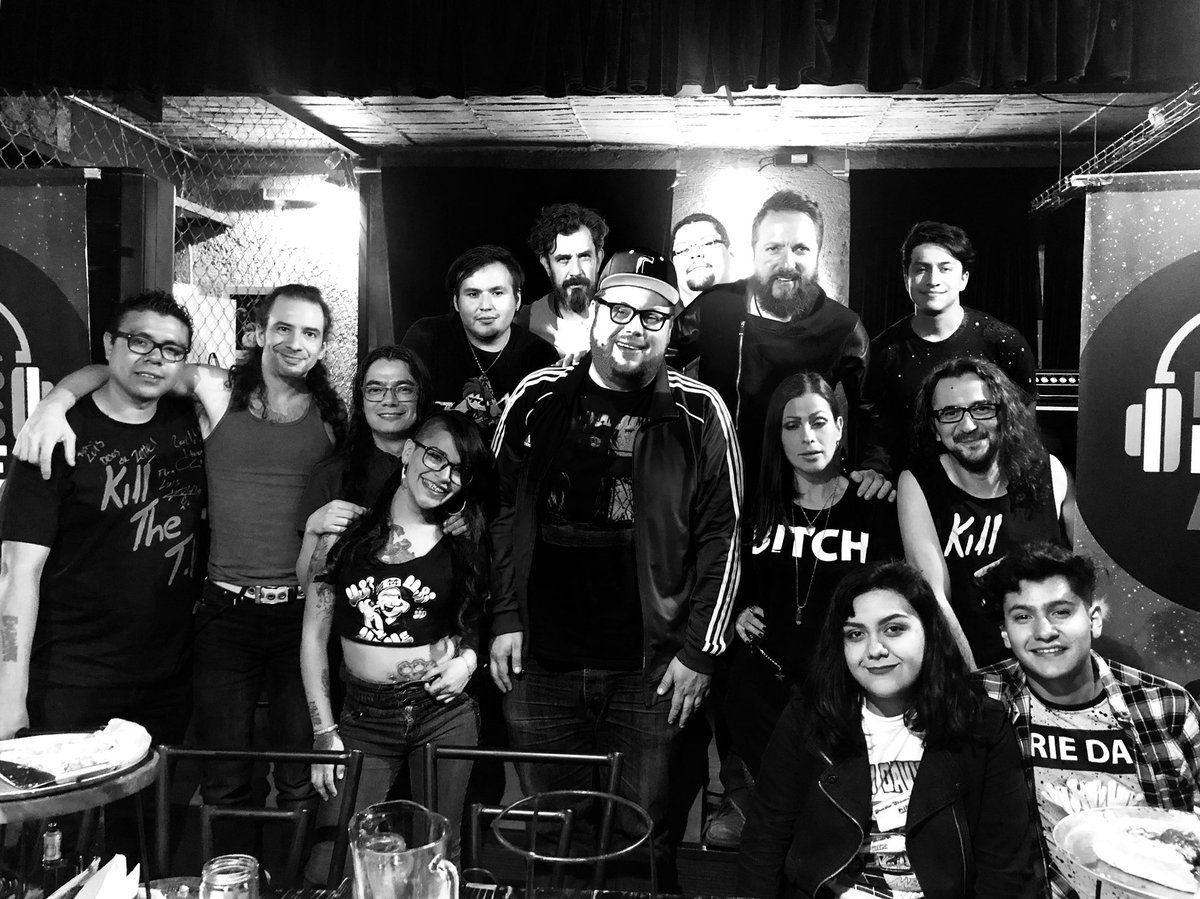 irresponsabletv's tweet photo. La postal al final de la Entrevista y Convivencia #IrresponsableTV con Kill The T.V. y R.O Sideral en Pizza Del Perro Negro https://t.co/UHyCgdCkYg