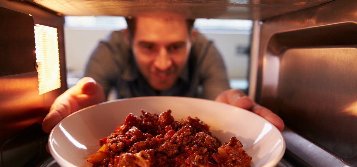 DaimlerTruckUK's tweet photo. Diet plays an important role in driver health - we appreciate how hard it can be to find healthy meals on the road. So why not cook your own? Have a look at our easy and microwave-friendly recipes or if you know some tasty dishes - share below #cabcooking https://t.co/pw7vK4maLn https://t.co/s7660owny1