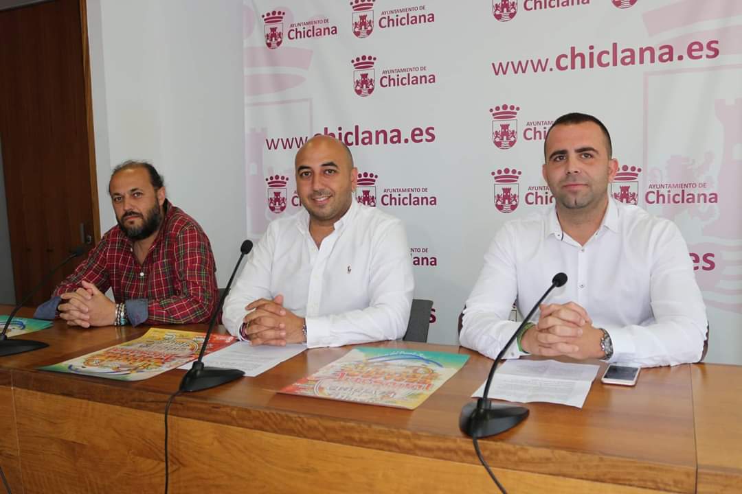 Adriancomotu's tweet photo. Ya está aquí de nuevo, una fiesta que llegó hace 3 años para quedarse! Tercera Fiesta Artesanal de la Cerveza.

De nuevo cargada de eventos, espectáculos y espacios de ocio para todos los públicos.

Quedáis todxs invitadxs!

#chiclanaestamasvivaquenunca
#sigocontigo https://t.co/hBNhRAjTlp