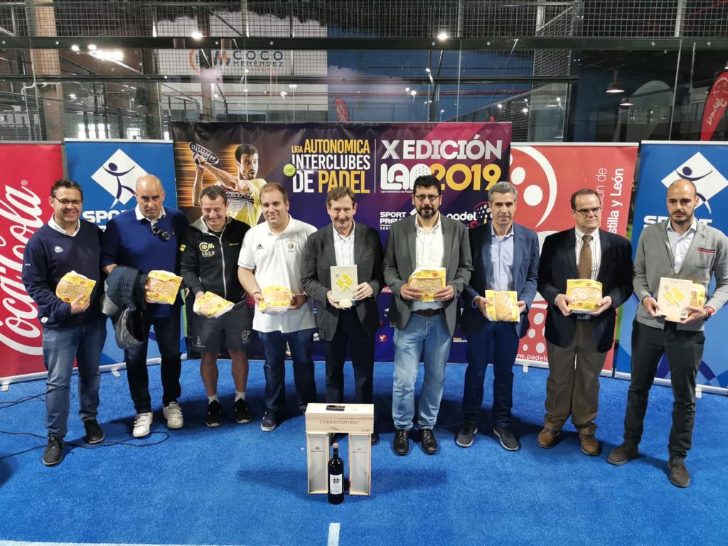 BmAulaCultural's tweet photo. Gracias a @lapsportpremium, @fpadelcyl y a @lolovelasco66 por invitarnos al sorteo de la Final Four 2019 #LAP2019 a la que ha asistido nuestro presidente @CayetanoCifJunq y el @AyuntamientoVLL con @alberbustos . El mejor #padel de #CastillayLeón en Valladolid #amigosdelbalonmano https://t.co/dA1tDAia1Q