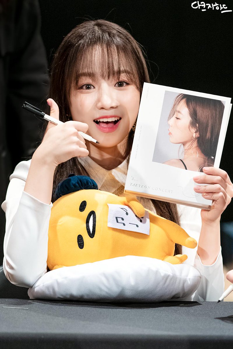 IZ*ONE Yuri holding Taeyeon's kihno album   #snsd  #izone  #soshizone