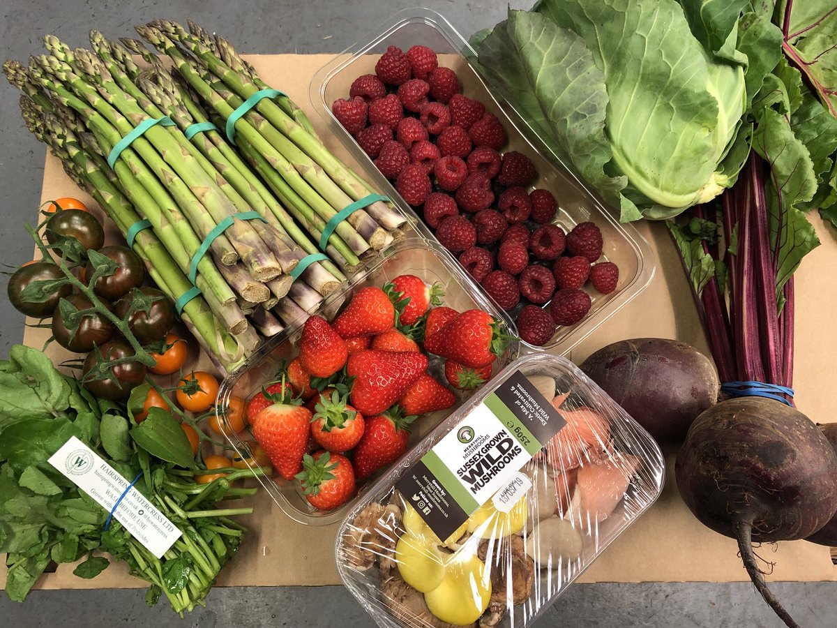 Munneries's tweet photo. One of our customers picking up some local grown goodies for the weekend! #local #hairspringwatercress #merryhillmushrooms #chidham #bosham #runcton #tasty #spring https://t.co/6SPavQps6w