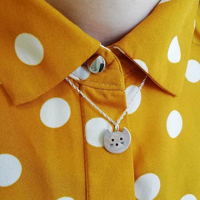 How cute is this little kitty necklace <a href="/tvcameragirl/">L-J</a> got me 🐱
.
.
.
#crazycatlady #catsofinstagram #cat #shopsmall #supportindie #supportthemakers #supportlocal #shoppingwithsoul #buylocal #buydifferently #nottingham #thinksmalluk #shopsmall #flashesofdelight #thatsdarling #…