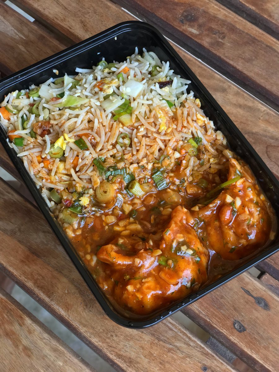 Nothing like a good Chinese takeaway. 📷- Momos Box- Wok tossed chicken momos in Kung pao sauce and burnt garlic rice at Mandarin Oak. @mandarin_oak_ #Yummitment #MandarinOak #Chinesefood #Kungpaochicken #Dumplings #Indochinese #Mumbai #FoodtalkIndia
