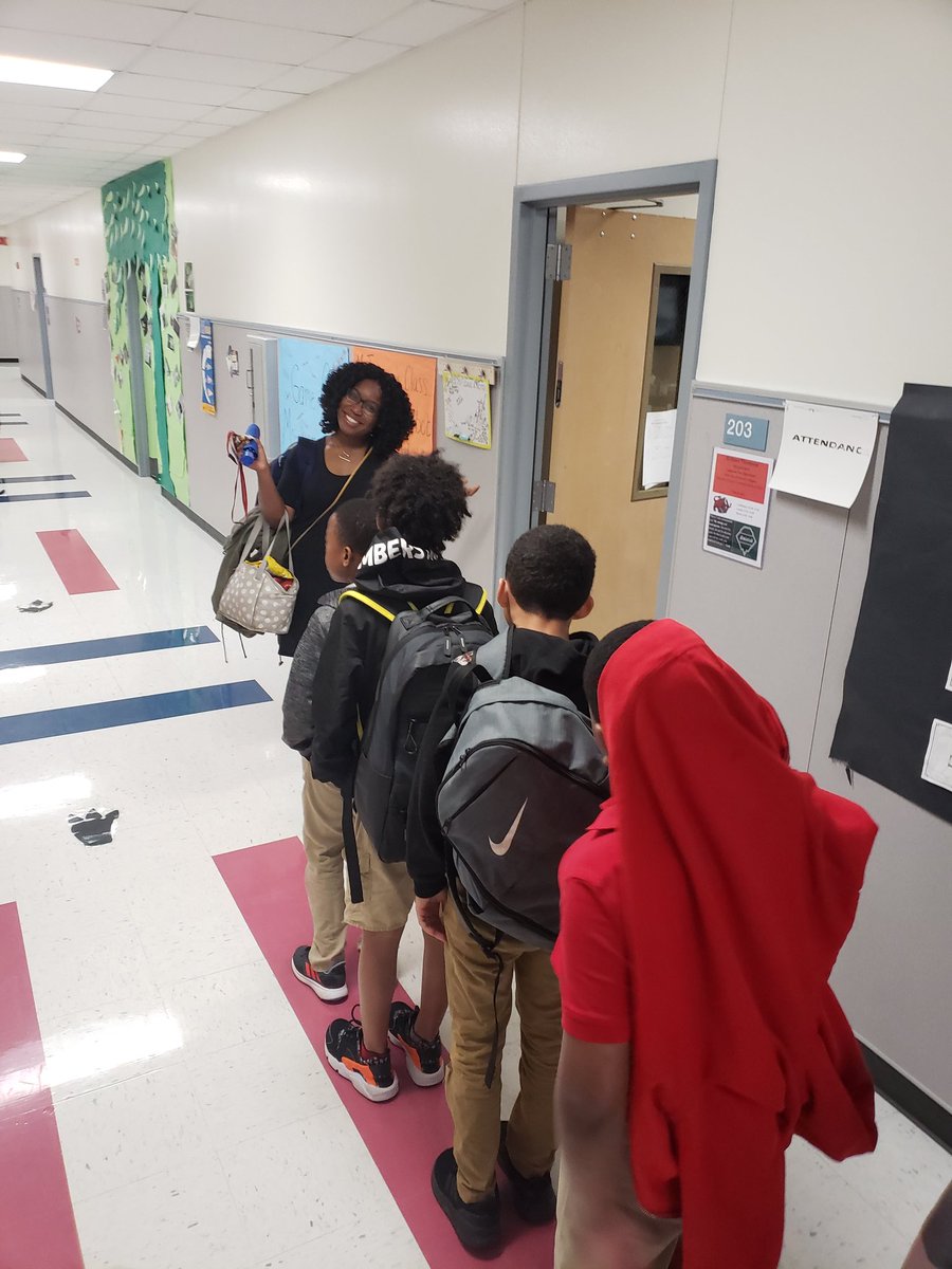 DericaTurner's tweet image. @iTeach_Thompson prepping her scholars for TEK Conferences! Talk about #IntentionalPractices... I love it when teachers hold scholars accountable for their own growth!📝 #GlowGrowGo #LakeRidgeNation #LRENoFinishLine