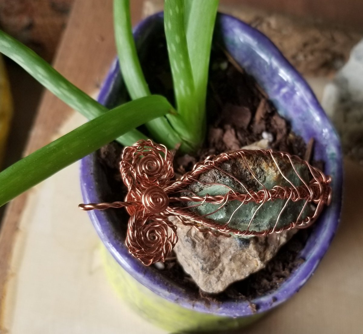 SoshuaCreations's tweet photo. #aloe #leaf #wrap #wirewrap #art #nature #truth #clarity #creativity #rawgemstone #rawgem #pendant #wirewrapart #crystalnecklace https://t.co/TM4gBymCnr