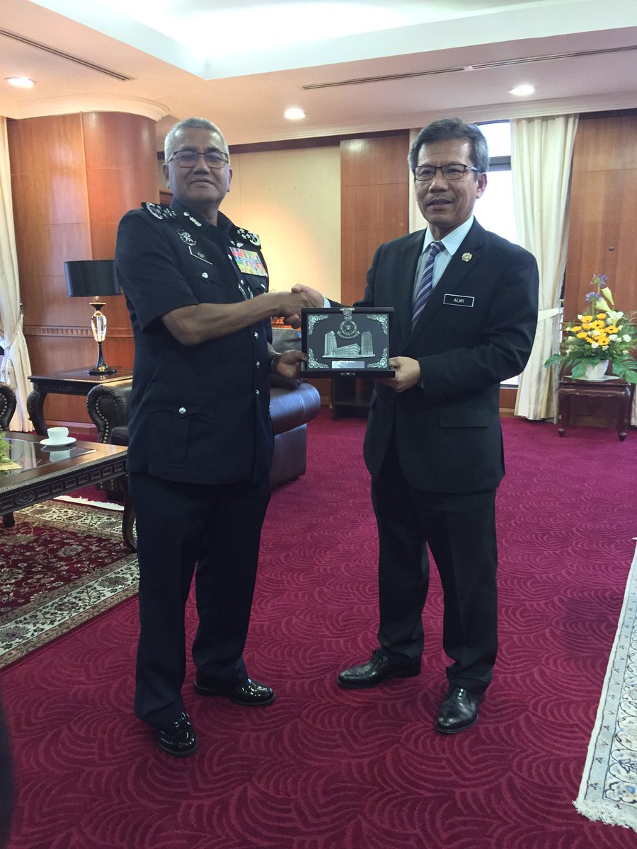 Petang tadi saya menerima kunjungan hormat perpisahan daripada YDH Tan Sri Mohamad Fuzi Harun, Ketua Polis Negara. Setinggi tinggi penghargaan dan ucapan tkasih  buat Tan Sri KPN atas segala sumbangan dan khidmat bakti yang telah dicurahkan.  

Selamat bersara Tan Sri.