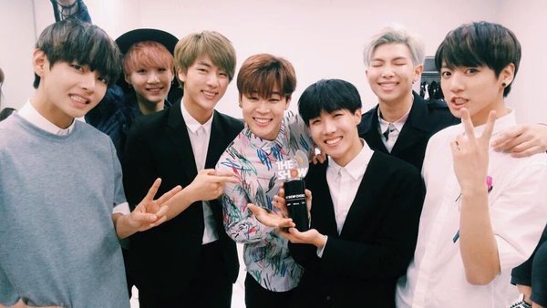 SitiAjeng27's tweet photo. @BTS_twt Congrats BTS the Winner of Top Social Artist and Top Duo/Group🎉😘....ARMY proud of you....BTSxARMY Together
#BBMAs #BTSOneE #BTSandHalseyLive #BTSTopGroup https://t.co/nkOIXjXOdG