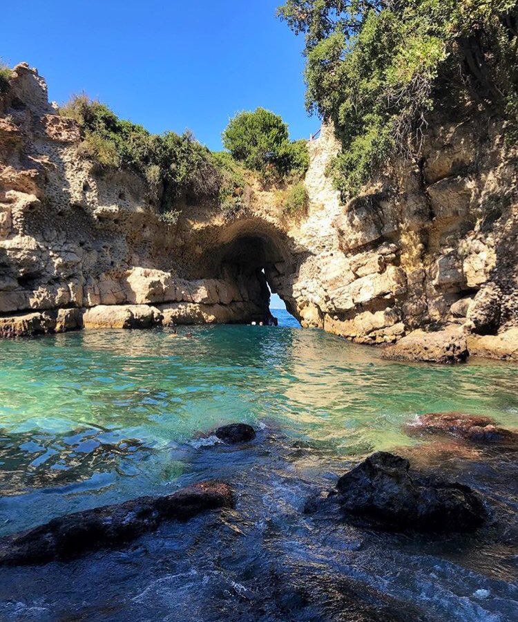 One of the most beautiful archaeological sites of the Sorrentine peninsula. A breathtaking place, where nature, sea and past blend together. According to the legend, the name Regina Giovanna Bath’s is due to the Queen Giovanna D’Angiò. #sorrento #nature #reginagiovanna