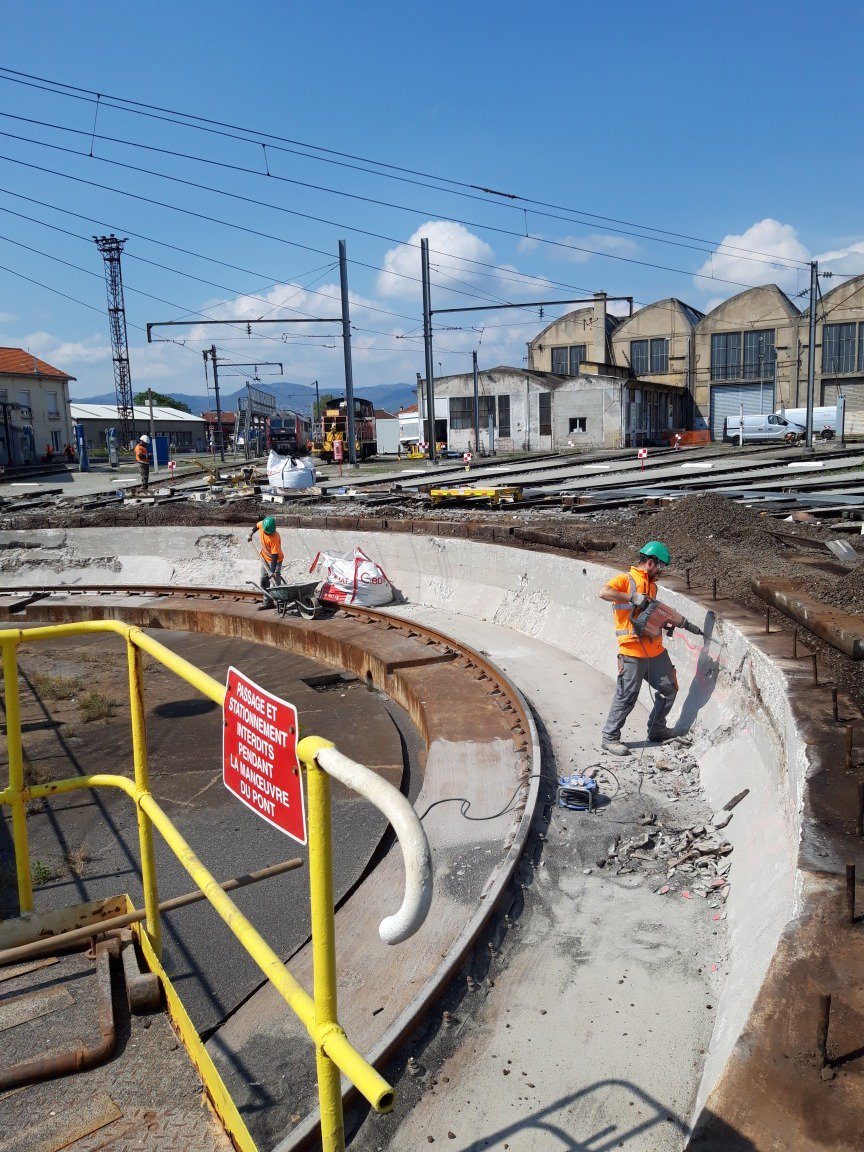 SFERIS_'s tweet photo. Nouveau challenge pour les équipes SFERIS : la réfection complète de la rotonde de @ClermontFd !
4 semaines pour :
> Stabiliser et consolider la partie béton
> 48 voies à déposer et remettre à neuf

👏 Un grand merci à toutes nos équipes 👏

#Travaux #TP #Ferroviaire @SNCFReseau https://t.co/PTzhp4qJEV