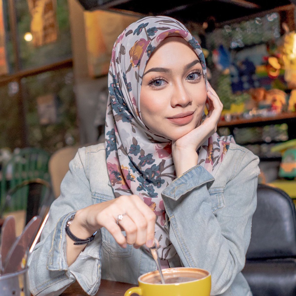 Dianashawl's tweet photo. Nak buat perempuan happy bagi je tudung bunga ni , confirm senyum sampai tahun depan. https://t.co/mIMzpFHsVp