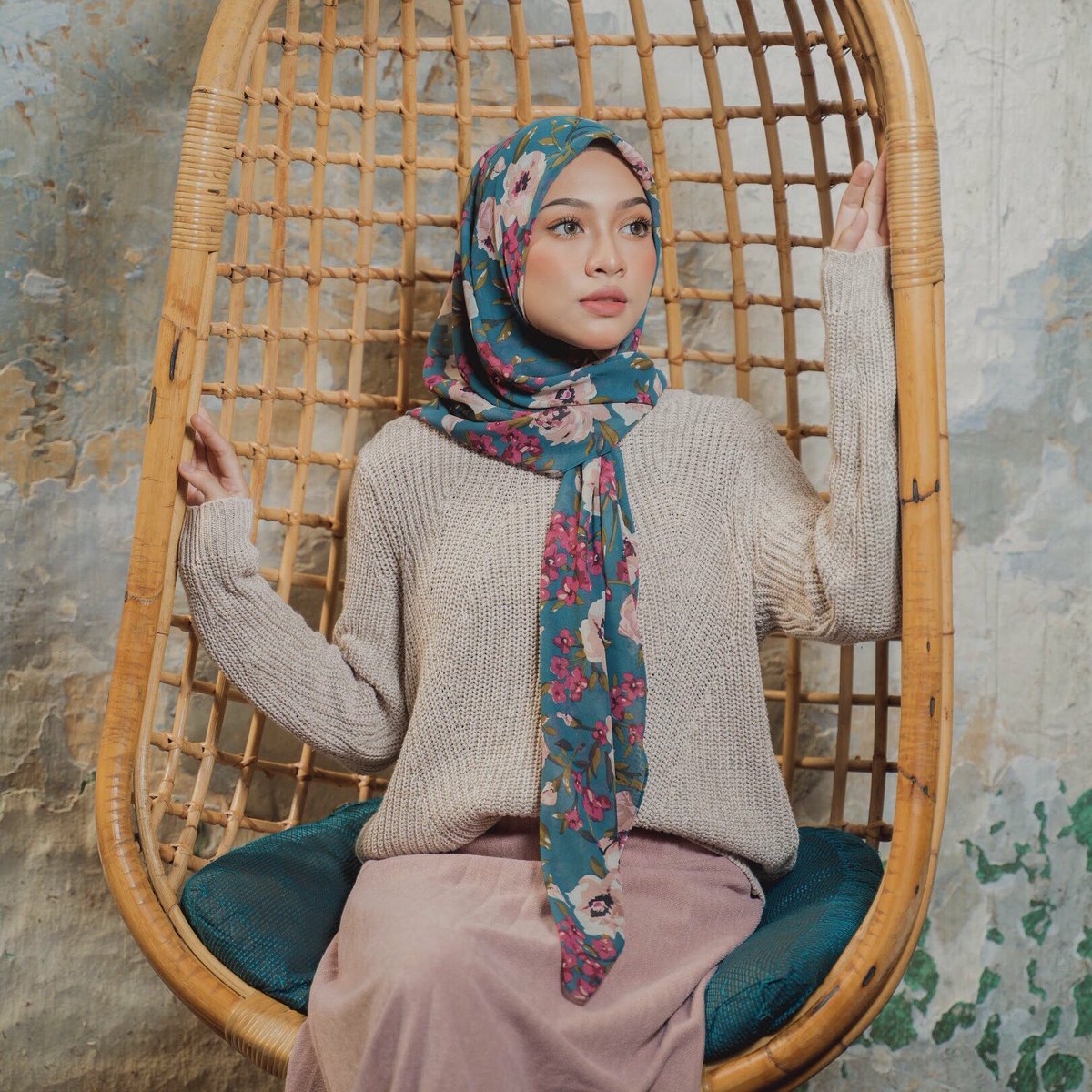 Dianashawl's tweet photo. Nak buat perempuan happy bagi je tudung bunga ni , confirm senyum sampai tahun depan. https://t.co/mIMzpFHsVp