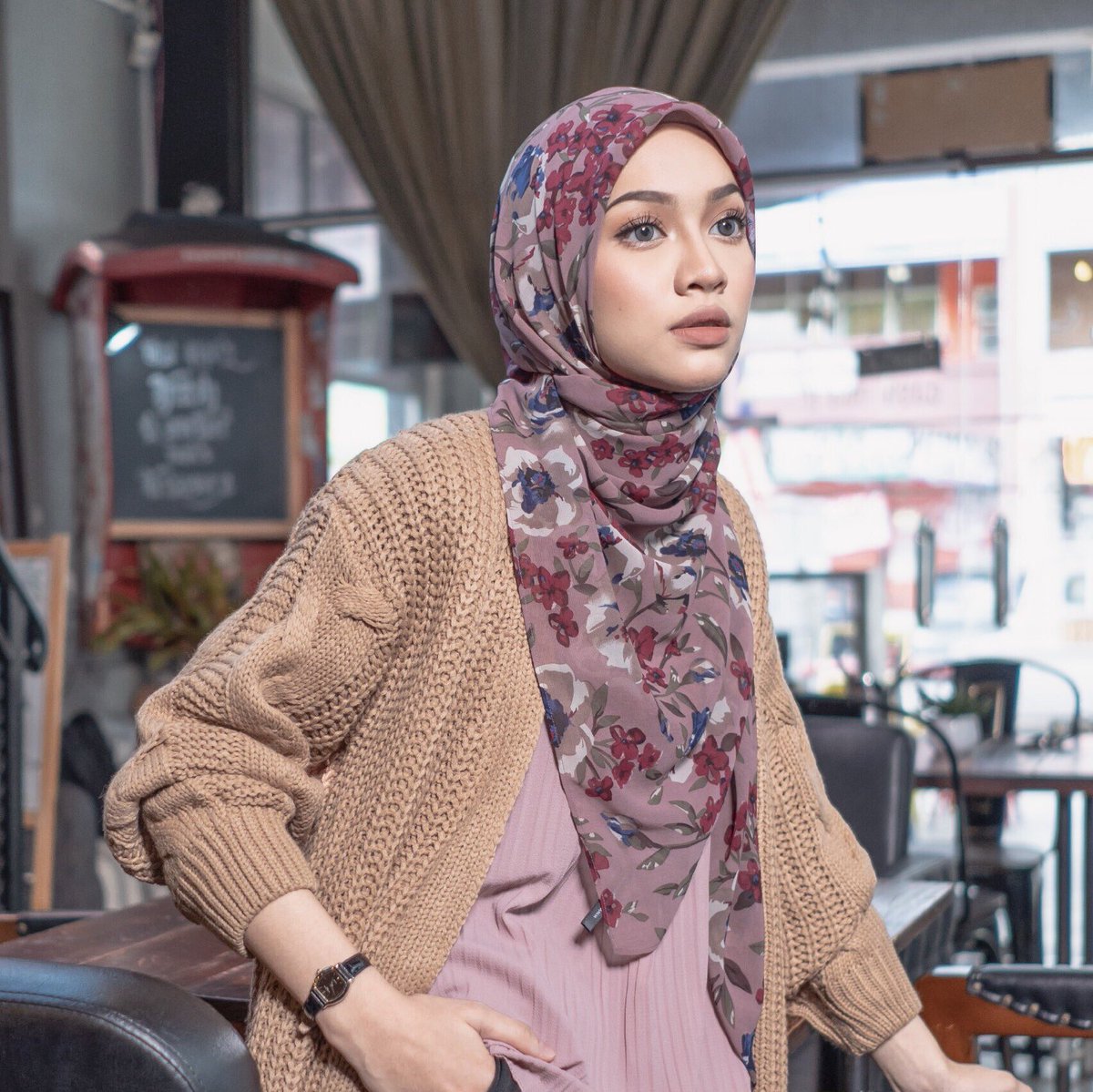Dianashawl's tweet photo. Nak buat perempuan happy bagi je tudung bunga ni , confirm senyum sampai tahun depan. https://t.co/mIMzpFHsVp