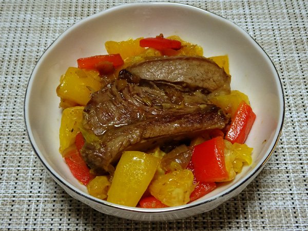 AisanceYu2's tweet photo. 今日のオリジナル

豚肉スペアリブ　パプリカ／赤・黄　玉ねぎ　にんにく　ネーブル
ワイン　しょう油　白胡椒　はちみつ　シナモン https://t.co/sqWZPdSygi