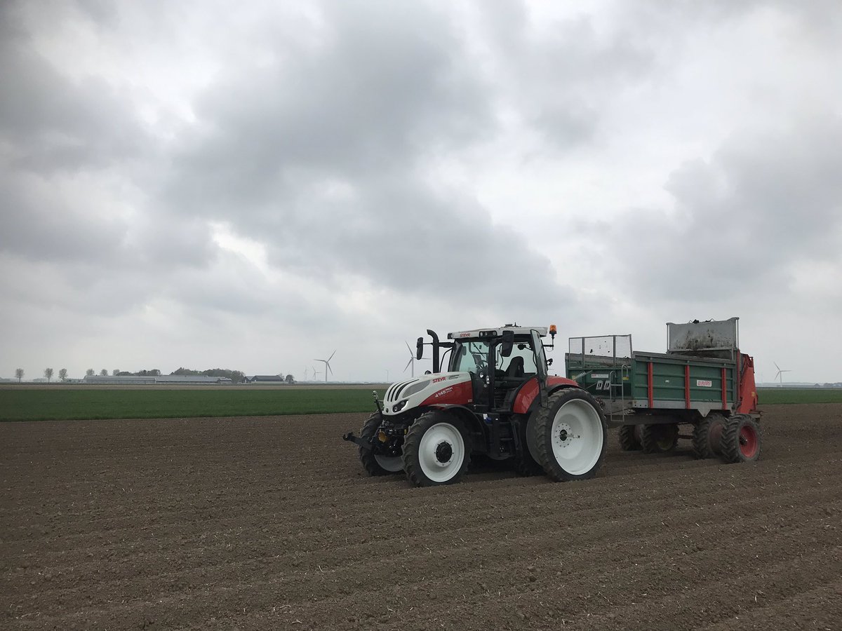 Vandaag een beetje kringlopen. Eigen kippenmest op de aardappelen voor heerlijke 🍟🍟#kringloop#duurzaam