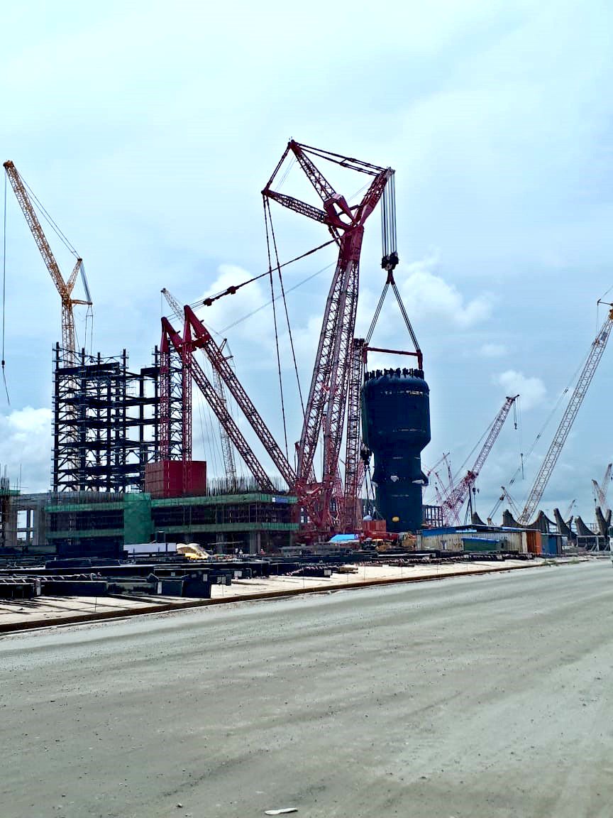 mammoetglobal's tweet photo. A HISTORIC DAY! 
The world's heaviest regenerator (3000T) being erected by the world's biggest crane for the world's biggest single train refinery - Dangote! 
#Dangotegroup #Heavylift #internationalcranes # https://t.co/aC1Vz0gMSd