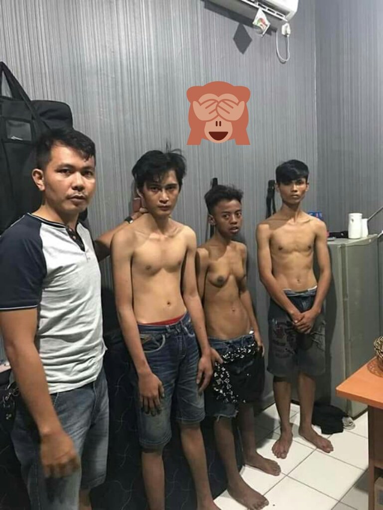 Sanderoz29's tweet photo. 3 maling motor di tangkap....
perhatikan maling yang di tenga
..😂😂😂😂😂😂 https://t.co/U9eOXA8q4g