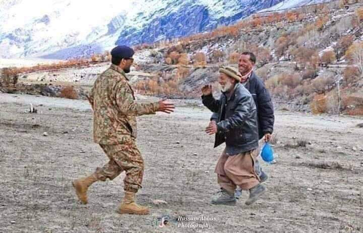 iam_Hizam's tweet image. یہ جو ہنسی ہے اس کے پیچھے وردی ہے۔ ❤😊
#supportPakistanArmy ❤️❤️ #OurArmy_#OurProud 😍❤️

@OfficialDGISPR @peaceforchange