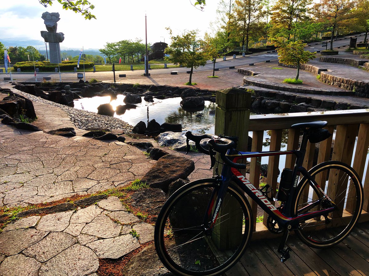 testmanonline's tweet photo. 昨日は雨で令和初日の出がダメでしたので、本日、生駒山麓公園まで行き、令和は最初の日の出を拝むことができました!
#ロードバイク #merida #meridabikes #meridabikesjp #react #react4000 #リアクト4000 #ロードバイクのある風景 #ロードバイク繋がり #ロードバイク練習 #ロードバイクのある生活 https://t.co/gwL4hxTpib