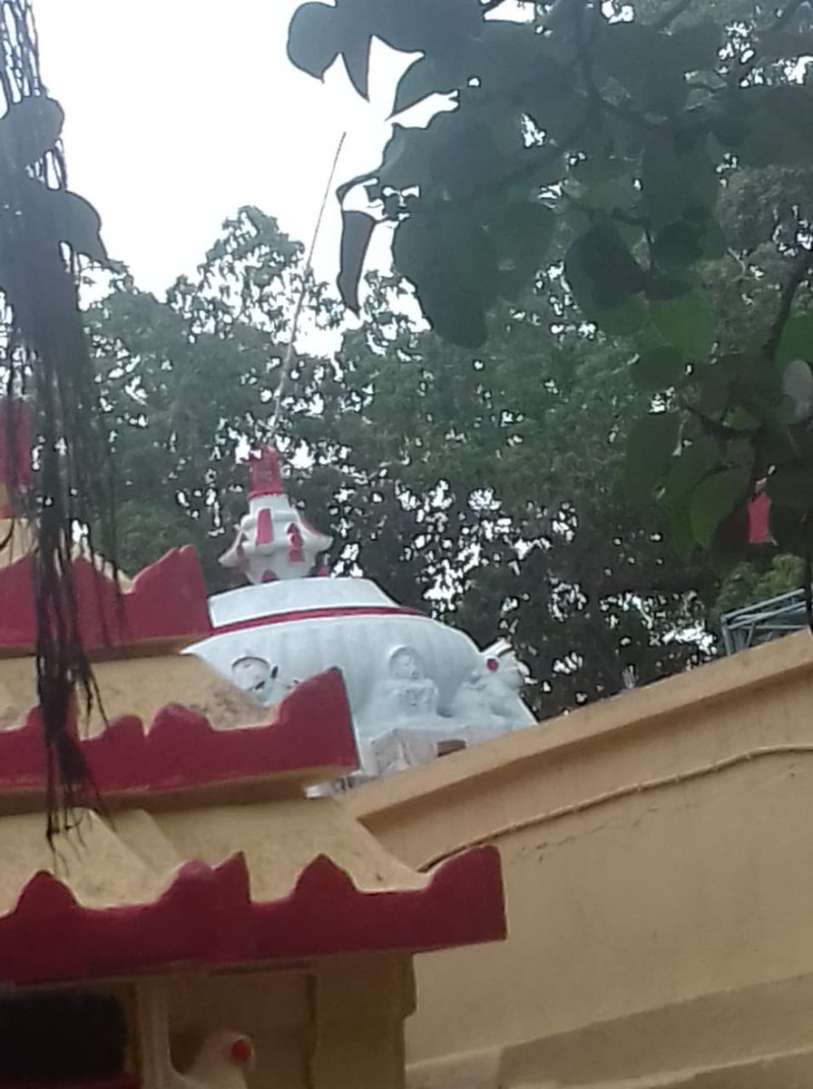 Chakradhar2311's tweet photo. ଏକ ବିରଳ ଘଟଣା କ୍ରମରେ ବାତ୍ୟା #ଫୋନି ପୁରୀର ଜଗନ୍ନାଥ ମନ୍ଦିରରସ୍ଛ ନୀଳଚକ୍ରର ବାନା ଓ ଲୋକନାଥ ମନ୍ଦିରର ବାନା ଉଡାଇ ନେଇଛି !
(୨.୫.୧୯)
Rearest among rear : Cyclone #Phoni has taken away the Nilachakra flag of lord Jagannath n
Lokanath flag at Puri on 2.5.2019 https://t.co/LDvG7oU3ec
