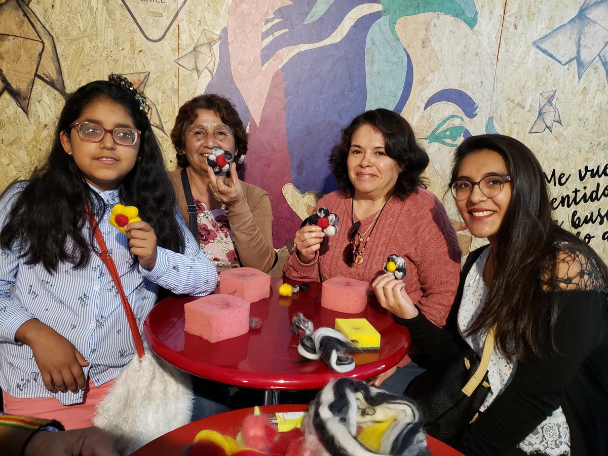 MaraSoledadTor2's tweet photo. Ayer en Filzic, taller de fieltro agujado en stand de seremía de cultura, realizaron pajaritos y flor. @culturas_cl @Culturas_Afta @CCTCalama @DPP_CL @JuliaArriagada @ivholas https://t.co/wM0PHNEMEr