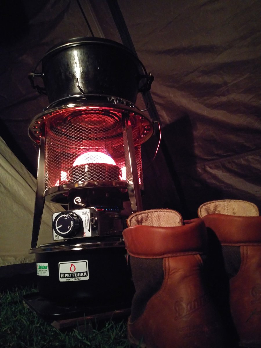 camp_ko58a's tweet photo. 雨の夜、薪の爆ぜる音を聴く代わりに、テントの中で無心になり、雨音に浸る。意外と嫌いじゃない。

#歌才オートキャンプ場ル・ピック
#キャンプ #北海道
#ゴールデンウィーク https://t.co/99Di2QdwM6
