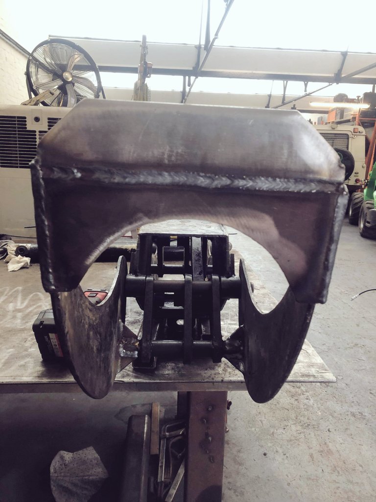ArborEngineer's tweet photo. A little fabrication work for an existing customer on there Avant grab that had been damaged. Badly damaged parts removed and new material welded in. Repainted and delivered to the customer. 

#arborengineering #avant #grab #fabrication #welding #forestry #arborist #treesurgeon https://t.co/1Gg1DehY03