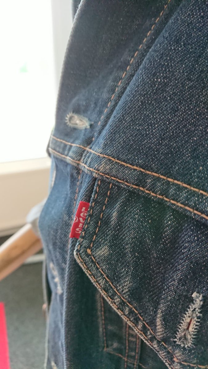 Mooie combinatie: vintage jurk met vintage denim jack #vintagekleding Dit setje en nog heeeel veeel andere kun je op 5 mei bekijken passen in onze showroom in Deventer. bleachedonion.nl/5-mei-deventer…