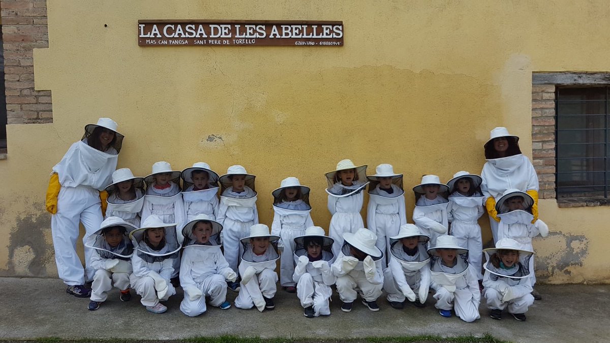 VedrunaTona's tweet photo. US AGRADA LA MEL? 🐝
Avui les nenes i nens de P4 han anat a la Casa de les Abelles de Sant Pere de Torelló.
S’han vestit d'apicultors, han anat a veure les cases i han descobert el món apassionant de les abelles. 🍯
#escolapropera
#intensament
#ProjectesEVT
#SortidesEVT https://t.co/u59JLLiPM9
