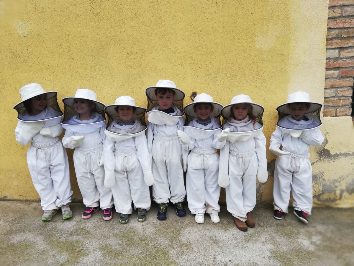 VedrunaTona's tweet photo. US AGRADA LA MEL? 🐝
Avui les nenes i nens de P4 han anat a la Casa de les Abelles de Sant Pere de Torelló.
S’han vestit d'apicultors, han anat a veure les cases i han descobert el món apassionant de les abelles. 🍯
#escolapropera
#intensament
#ProjectesEVT
#SortidesEVT https://t.co/u59JLLiPM9