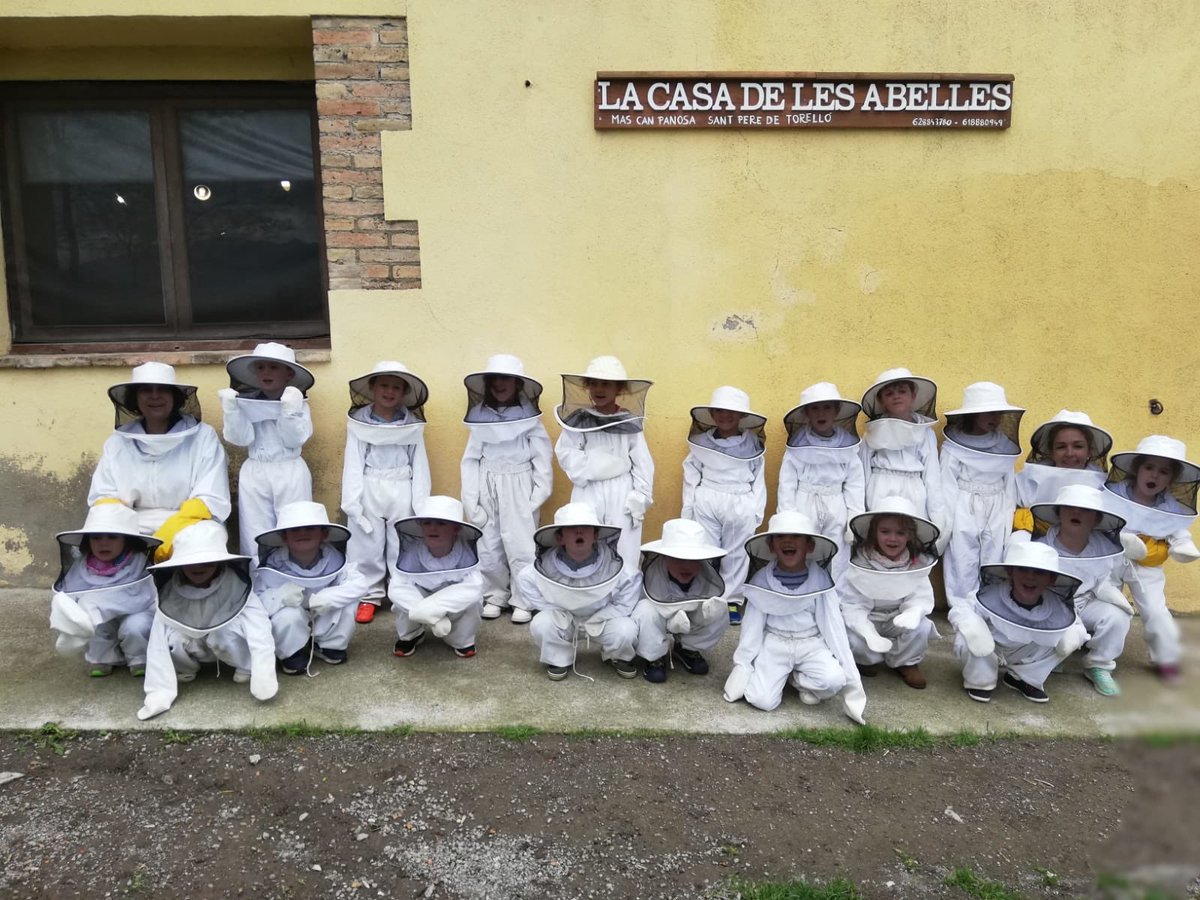 VedrunaTona's tweet photo. US AGRADA LA MEL? 🐝
Avui les nenes i nens de P4 han anat a la Casa de les Abelles de Sant Pere de Torelló.
S’han vestit d'apicultors, han anat a veure les cases i han descobert el món apassionant de les abelles. 🍯
#escolapropera
#intensament
#ProjectesEVT
#SortidesEVT https://t.co/u59JLLiPM9