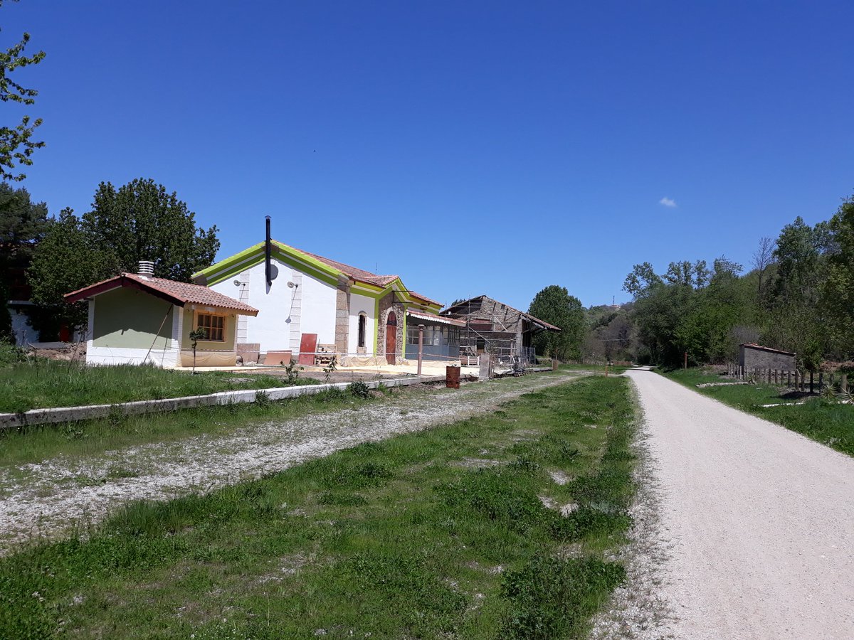 viasverdes_ffe's tweet photo. ¿Sabías que ...? En esta estación de #PuertodeBejar y en las vías aledañas se rodó en 1987 la película El Bosque Animado de @cuerda1936 que ganó 5 #PremiosGoya. Hoy se esta rehabilitando. En el #CaminoNatural-#ViaVerde Ruta de la Plata https://t.co/Z7ZdZiaOOh