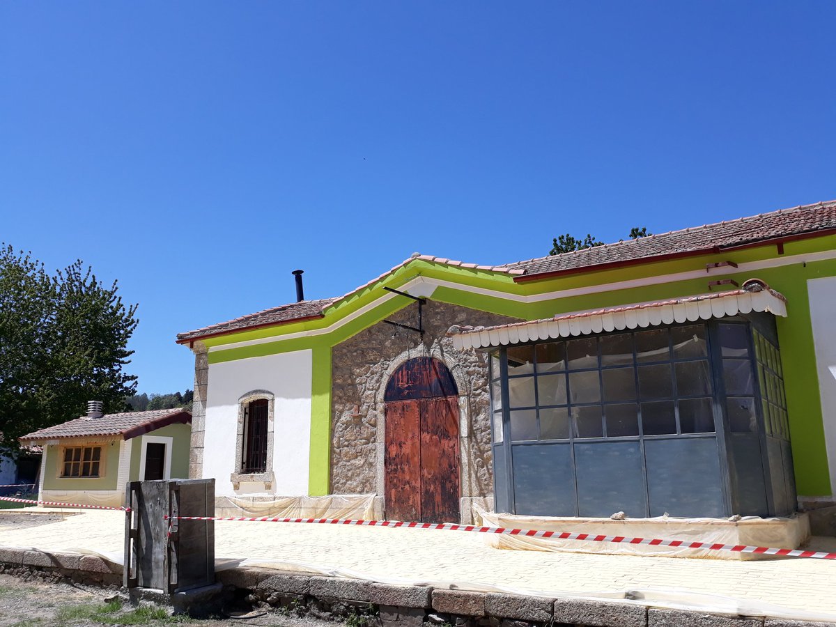 viasverdes_ffe's tweet photo. ¿Sabías que ...? En esta estación de #PuertodeBejar y en las vías aledañas se rodó en 1987 la película El Bosque Animado de @cuerda1936 que ganó 5 #PremiosGoya. Hoy se esta rehabilitando. En el #CaminoNatural-#ViaVerde Ruta de la Plata https://t.co/Z7ZdZiaOOh