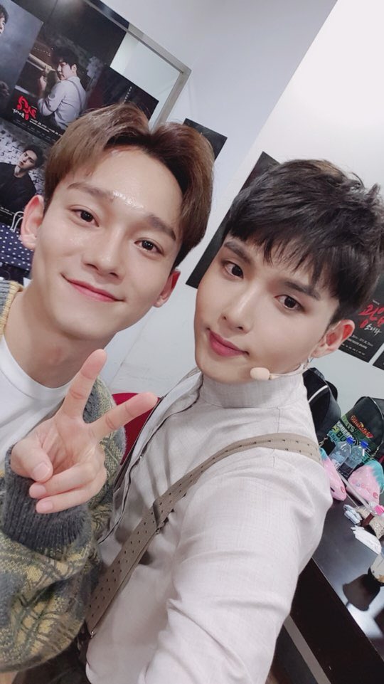SMTOWNGLOBAL's tweet photo. [📸 #RYEOWOOK &amp; #CHEN]

RYEOWOOK and CHEN spotted at the waiting room of RYEOWOOK’s musical ‘광염소나타’ while CHEN made a visit to cheer for RYEOWOOK and other actors! What a true brotherhood👍

#SMTOWN #려욱 #SUPERJUNIOR #슈퍼주니어 #첸 #EXO #엑소 #광염소나타 #이지훈 #김지철 https://t.co/8kJz9nWywv