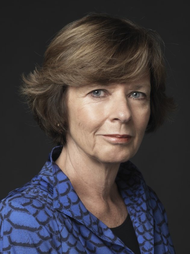 Nog een nieuwe naam erbij: Inge de Bever. Zij is al veertig jaar getrouwd met een Turkse man en besefte dat ze zich in een unieke positie bevindt. In 'Moederland' beschrijft ze het leven binnen twee verschillende culturen. zomerzinnen.nl/portfolio-item…