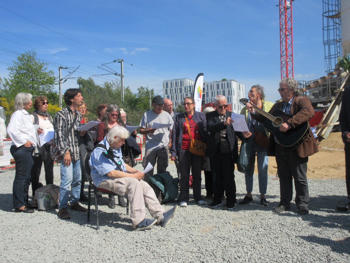 5PontsLEV's tweet photo. Cérémonie du 1er arbre avec les personnes accueillies, professionnels et partenaires @PGrosvalet @LGarnier44 @Johanna_Rolland @DAftalion, Bruno Bataille @CDC_Habitat ont salué le travail des salariés, des bénévoles et les partenaires #Etat @emmaus_france @nantesfr #inclusion #sdf https://t.co/Hf42g2202o